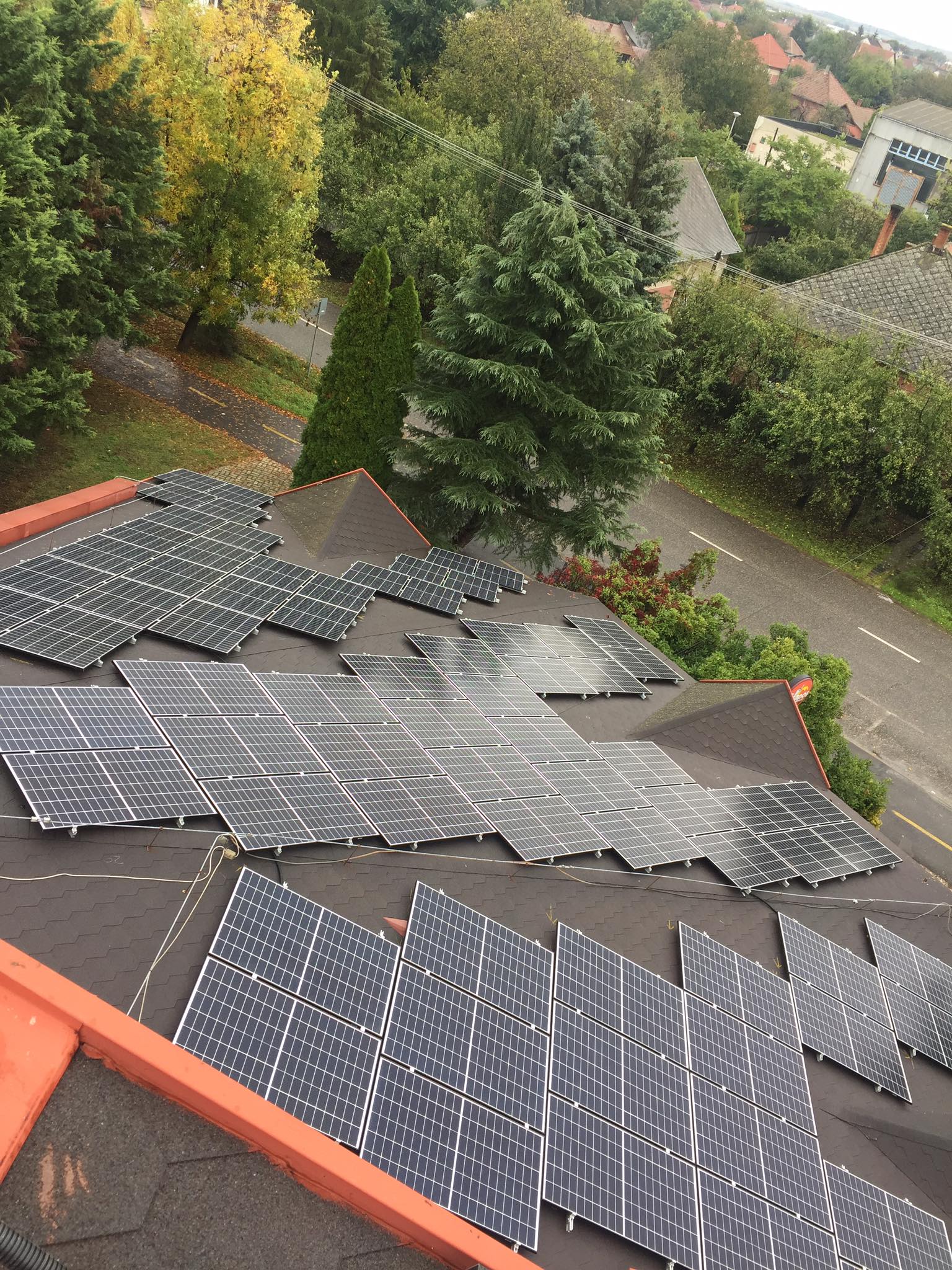 Légifelvétel napelem panelekről ipari tetőn